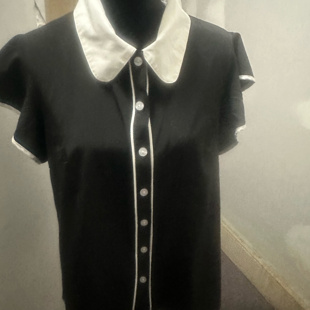SHEIN Short Sleeved Black and White Blouse with collar and 7 buttons